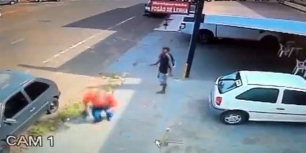 Başına Attığı Taşla Yere Yıktı: Hem De Yapan Bir Çocuk !