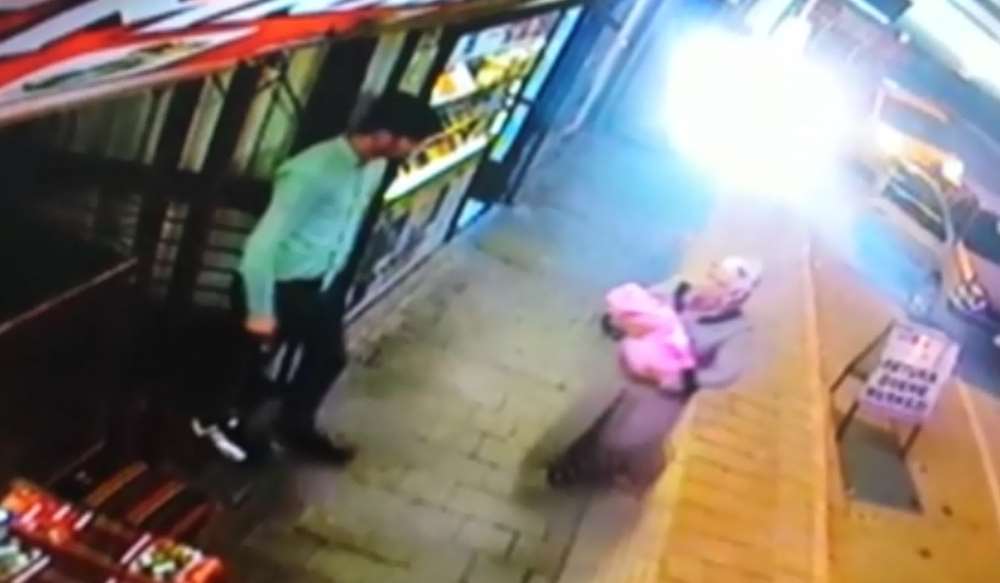 Bebeği Getirip Kucağına Bıraktı