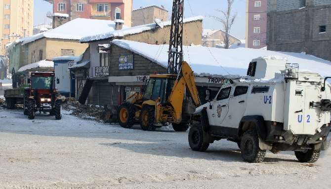 Belediyenin İş Makinesi Polis Gözetiminde Çalışıyor