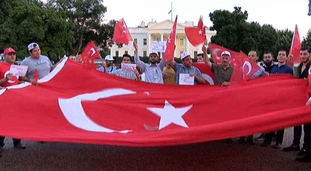 Beyaz Saray Önünde Kalkışma Protestosu