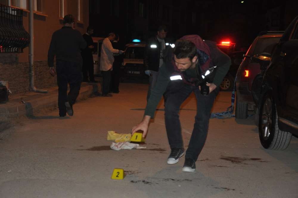 Bıçaklayıp Telefonunu Gasp Ettiler