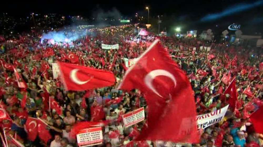 Binlerden Boğaziçi Köprüsü’nde Demokrasi Nöbeti
