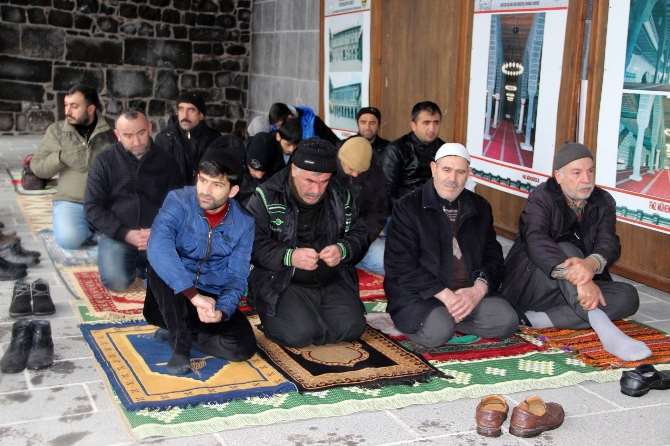Bir Ay Sonra Cuma Namazı