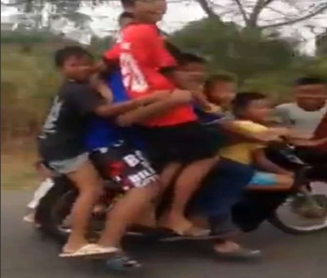 Bir Motosiklete 8 Kişi Bindiler !