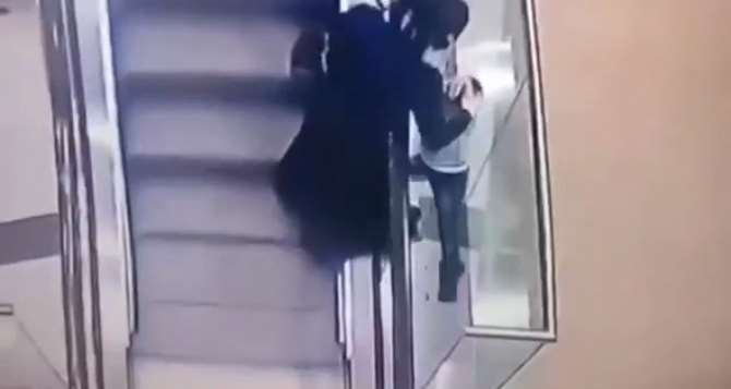 Bir Yürüyen Merdiven Kazası Daha !