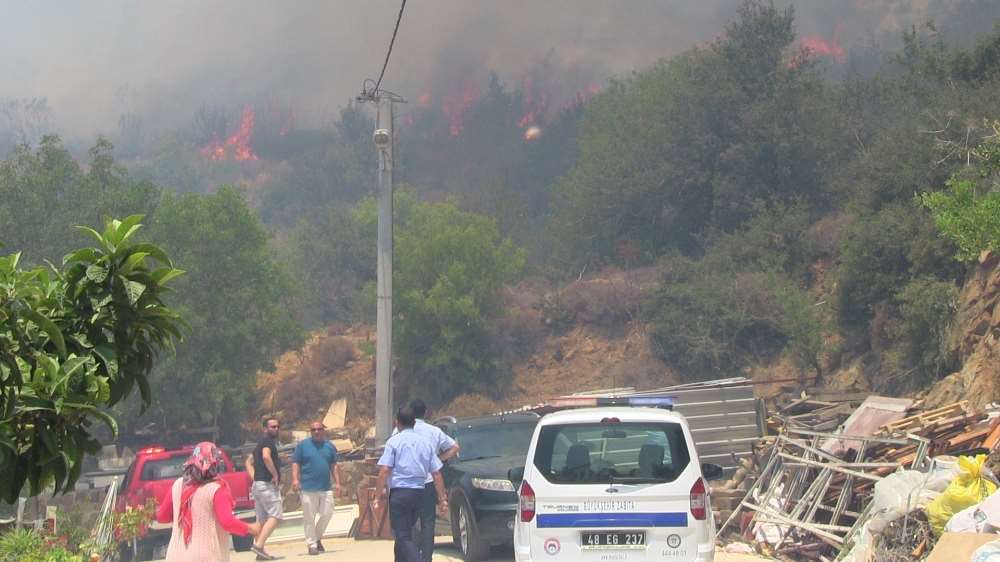 Bodrum’da Yangın, Köye 100 Metre Kala Söndürülebildi