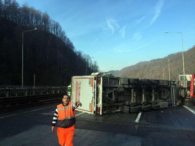Bolu Dağı’nda Tır Devrildi Trafik Durma Noktasına Geldi