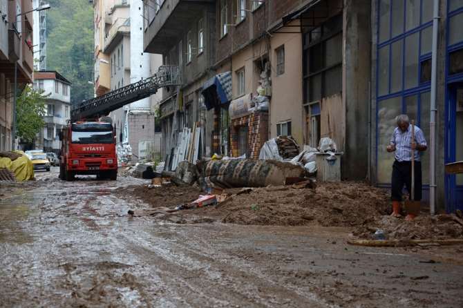 Borçka’da Heyelanın Yaraları Sarılmaya Çalışılıyor