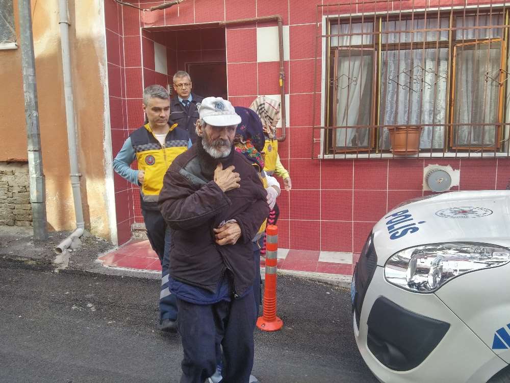 Böyle Evlat Olmaz Olsun ! Babalarını Eve Kitleyip Aç Bıraktılar