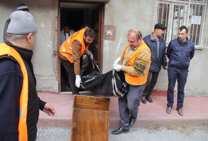 Boynuna Kabloyu Dolayıp Elektrikle İntihar Etti