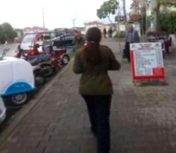 Broşür Dağıtan Kızlara Saldırıp Marifetmiş Gibi Paylaştırlar