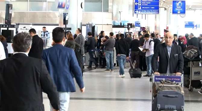 Brüksel Yolcuları Havalimanında Bekliyor