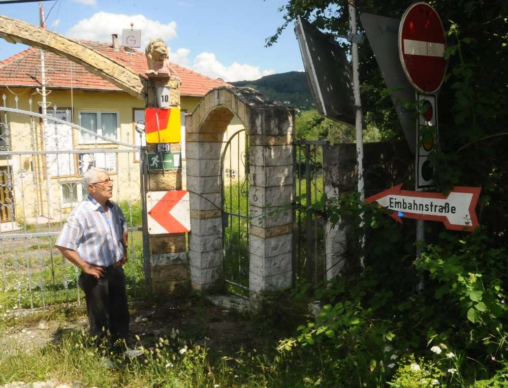 Bu Köyde Tabelalar Almanca