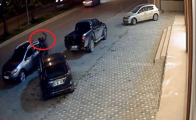 Buji İle Cam Patlatan Hırsızlar Kamerada