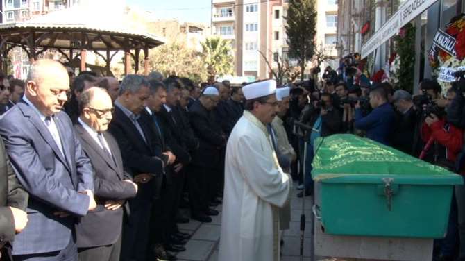 Bülent Arınç Ağabeyine Veda Etti