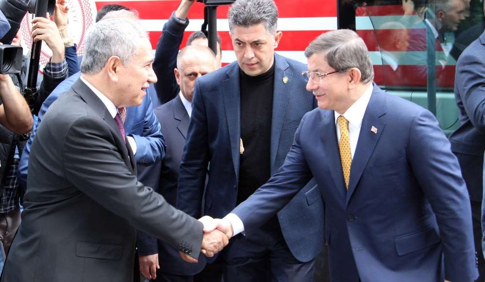 Bülent Arınç, Davutoğlu’nu Kapıda Karşıladı