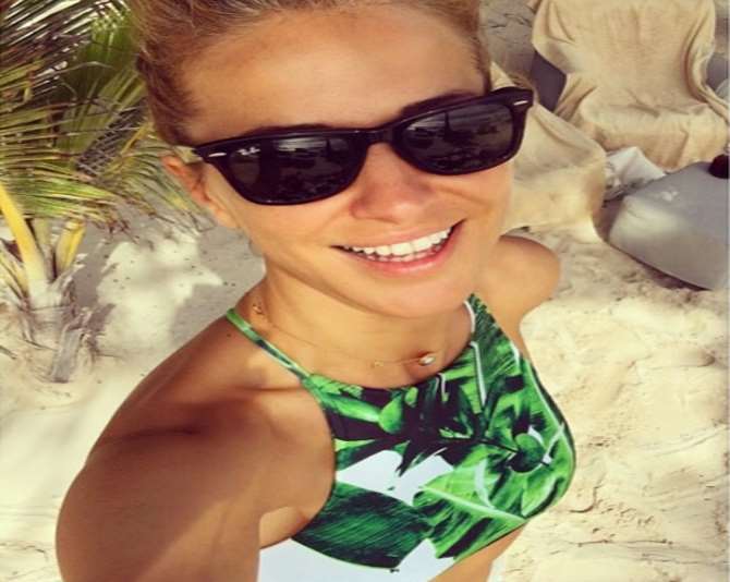 Burcu Esmersoy Tatile Doymuyor