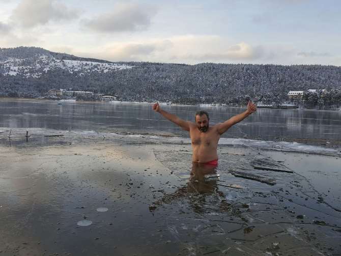 Buz Tutmuş Göle Girdi !