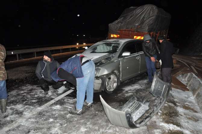 Buzlanma Sebebiyle Zincirleme Trafik Kazası: 11 Yaralı