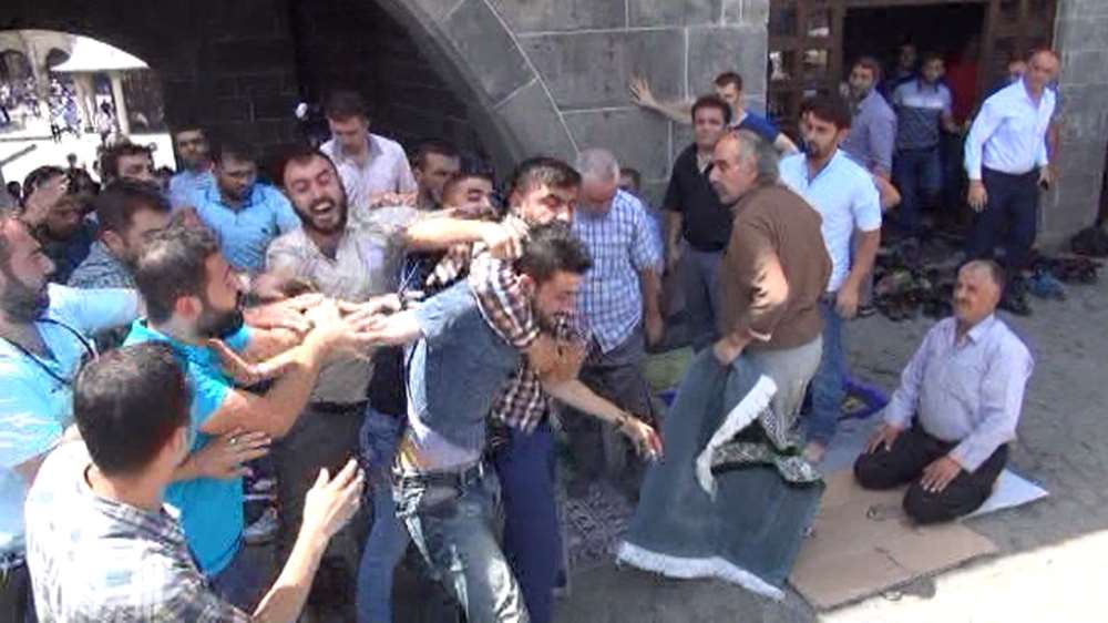 Camide İmamın Pkk Eleştirisine Tepki Gösteren Şahsa Linç Girişimi