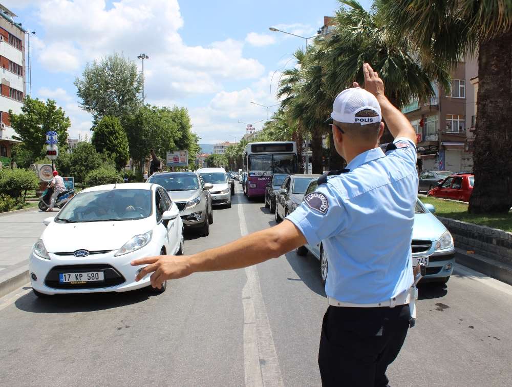 Çanakkale’de Feribot Kuyruğu Devam Ediyor