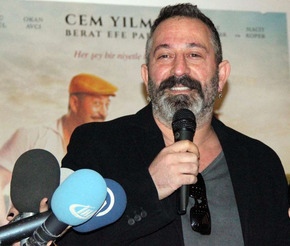 Cem Yılmaz ’ahu’lardan Vazgeçemiyor