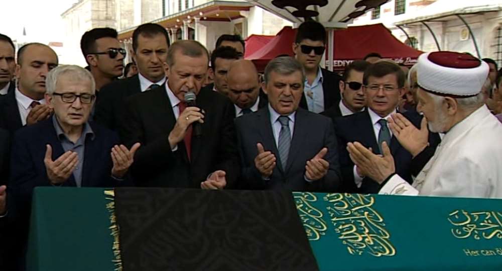Cenazede Yan Yana Saf Tuttular
