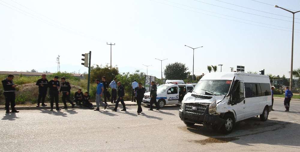 Çevik Kuvvet Minibüsüne Kamyon Çarptı: 7 Polis Yaralı