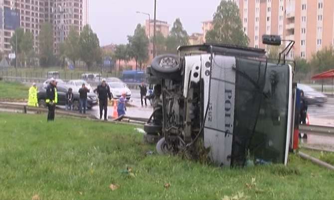 Çevik Kuvvet Otobüsü Devrildi