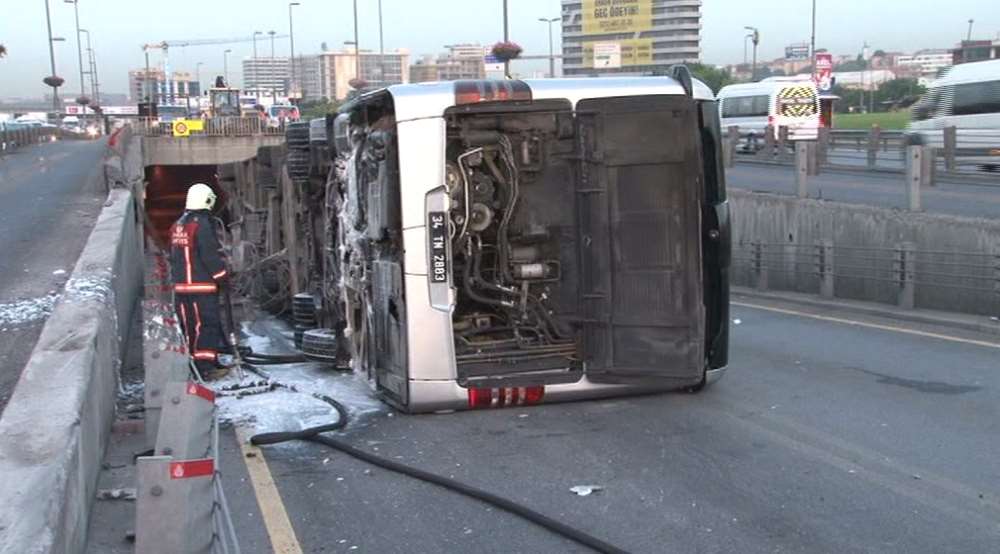 Cevizlibağ’da Metrobüs Yan Yattı: 10 Yaralı