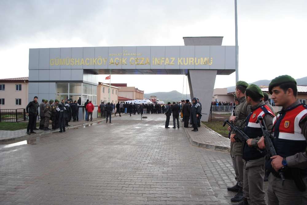 Cezaevinin Çatısı Uçtu: 26 Yaralı