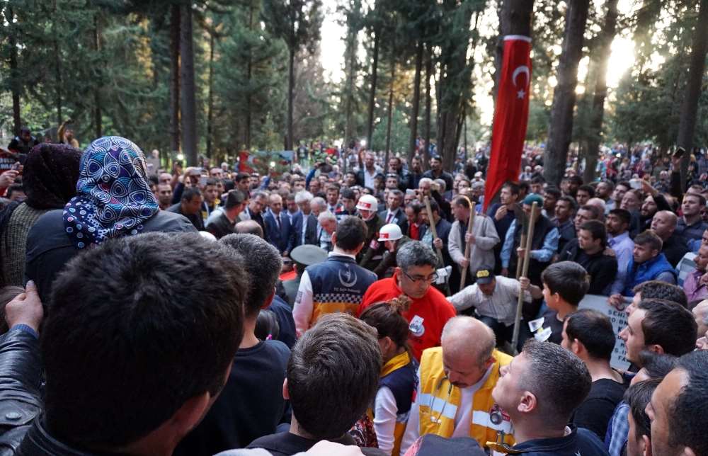 Chp Milletvekiline Şehit Cenazesinde Yumruk