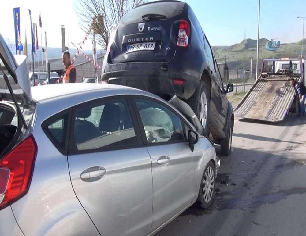 Cip Çarpıştığı Otomobilin Üzerine Çıktı