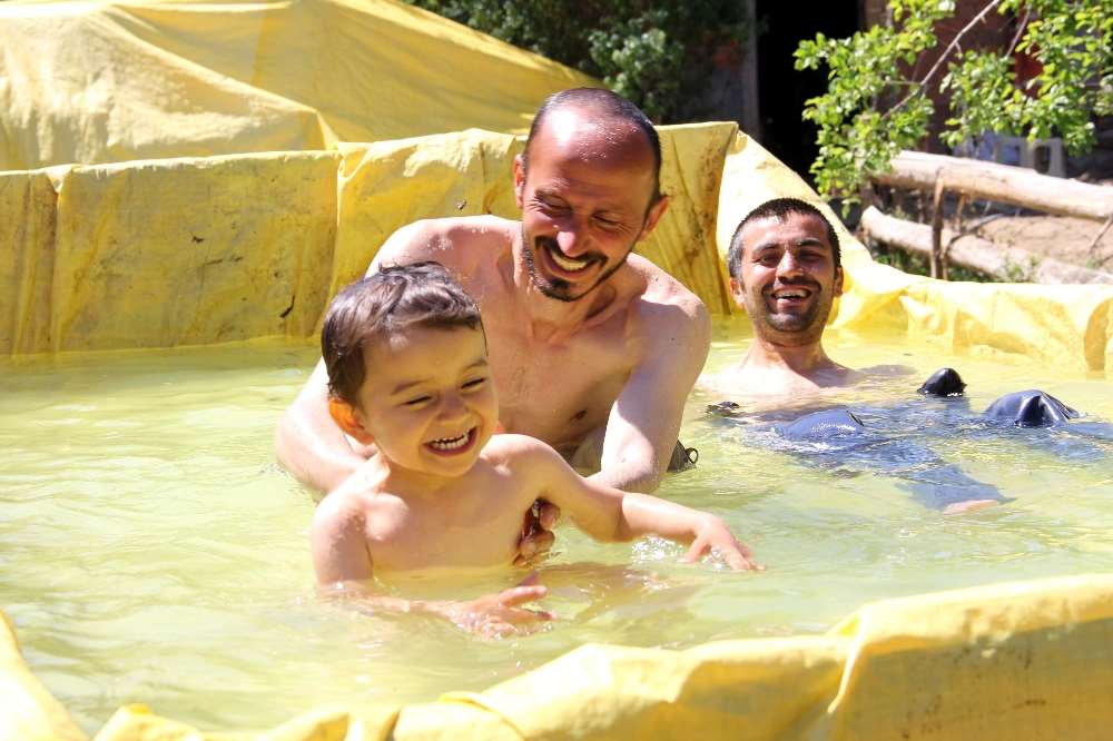 Çocuklarını Denize Götüremeyince Römorku Havuza Çevirdi