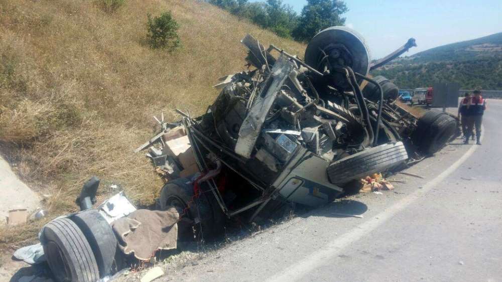 Çorum’da Kamyon Devrildi: 1 Ölü, 1 Ağır Yaralı