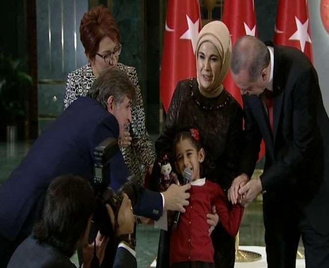 Cumhurbaşkanı Erdoğan Minik Konuğuyla Şarkı Söyledi