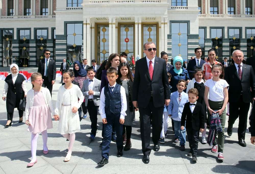 Cumhurbaşkanı Minik Konuklarına Külliye’yi Gezdirdi