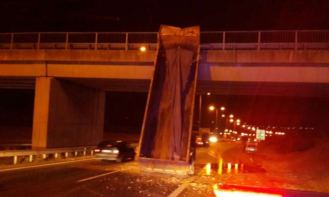 Damperi Açık Kalan Kamyon Üst Geçide Çarptı