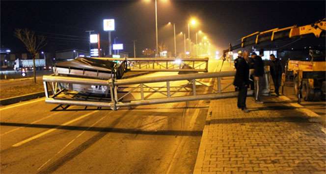 Damperi Açılan Kamyon Uyarı Tabelasını Yıktı