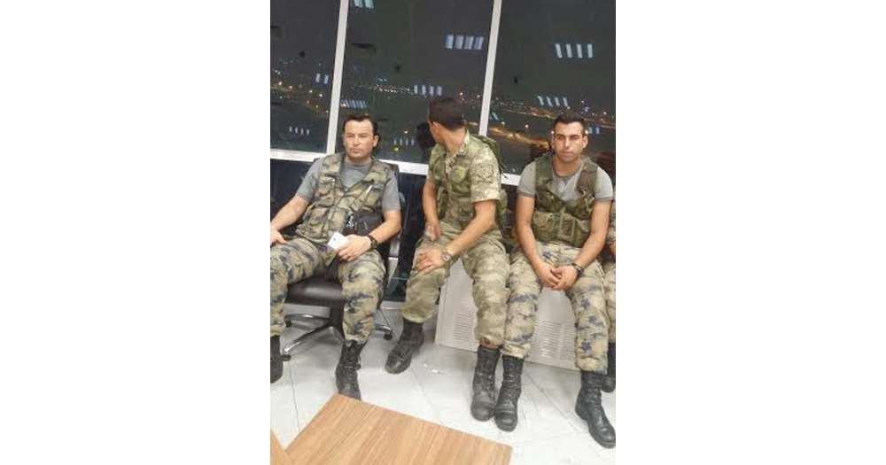 Darbeci Askerler Kulede Fotoğraf Çektirdi