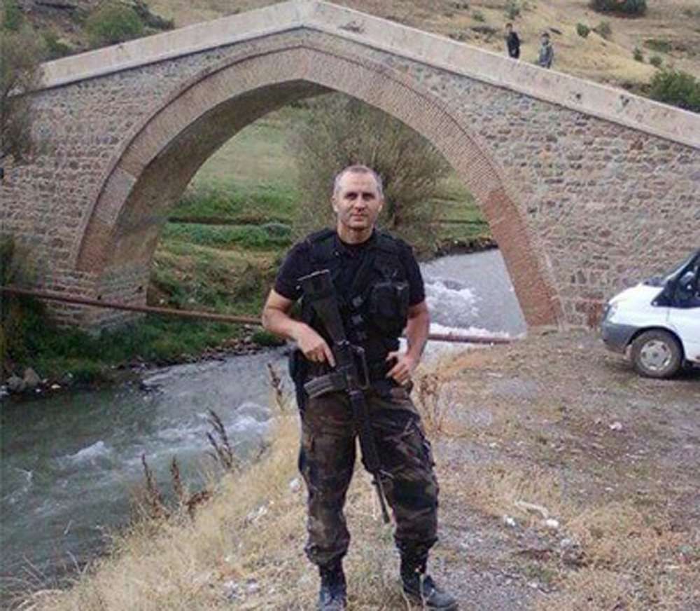 Darbecilerin Şehit Ettiği Polisin Evine Ateş Düştü