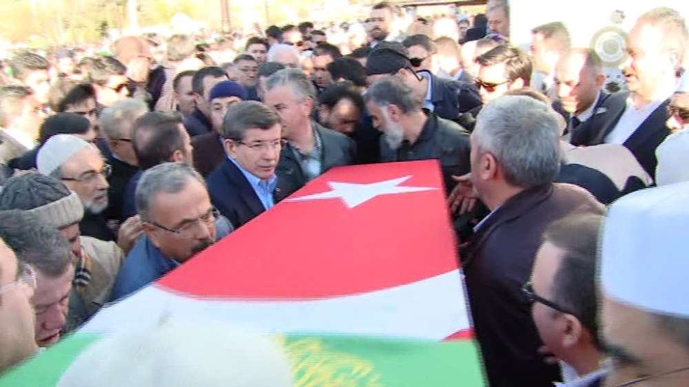 Davutoğlu, Acar’ın Tabutunu Omuzladı