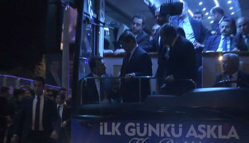 Davutoğlu, Ak Parti İl Başkanlığını Ziyaret Etti