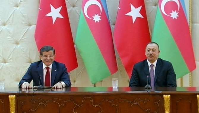 Davutoğlu Aliyev’i Böyle Güldürdü