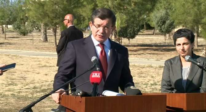 Davutoğlu Denktaş’ın Mezarını Ziyaret Etti