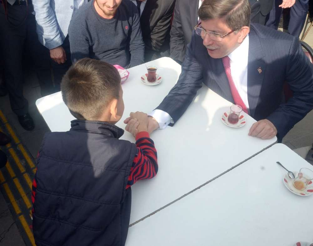 Davutoğlu Küçük Çocukla Bilek Güreşi Yaptı