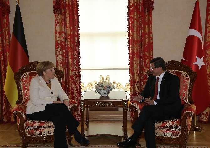 Davutoğlu-merkel Görüşmesi Başladı