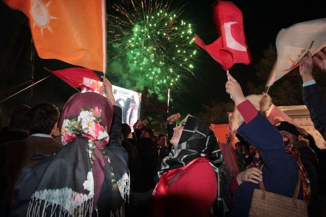Davutoğlun’dan Balkonda Zafer Konuşması