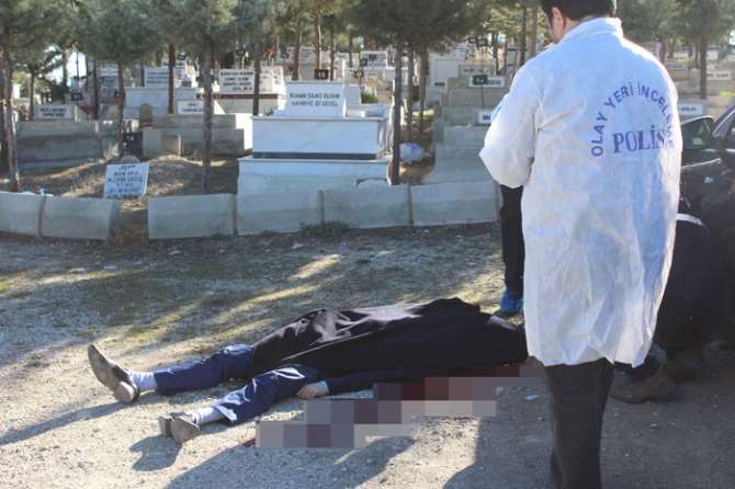 Dedesinin Mezarı Başında İntihar Etti