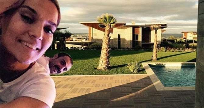 Demet Akalın Yeni Evine Taşındı